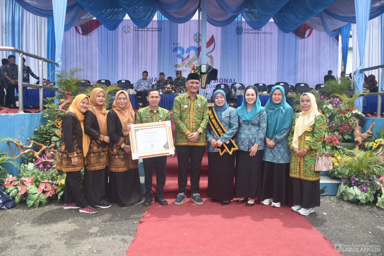 31 Juli 2025 - Peringatan Puncak Hari Keluarga Nasional Ke 32 Tingkat Provinsi Jambi Sekaligus Pengukuhan AyahBunda Genre Provinsi dan Kabupaten Kota di Halaman Kantor Bupati Kerinci