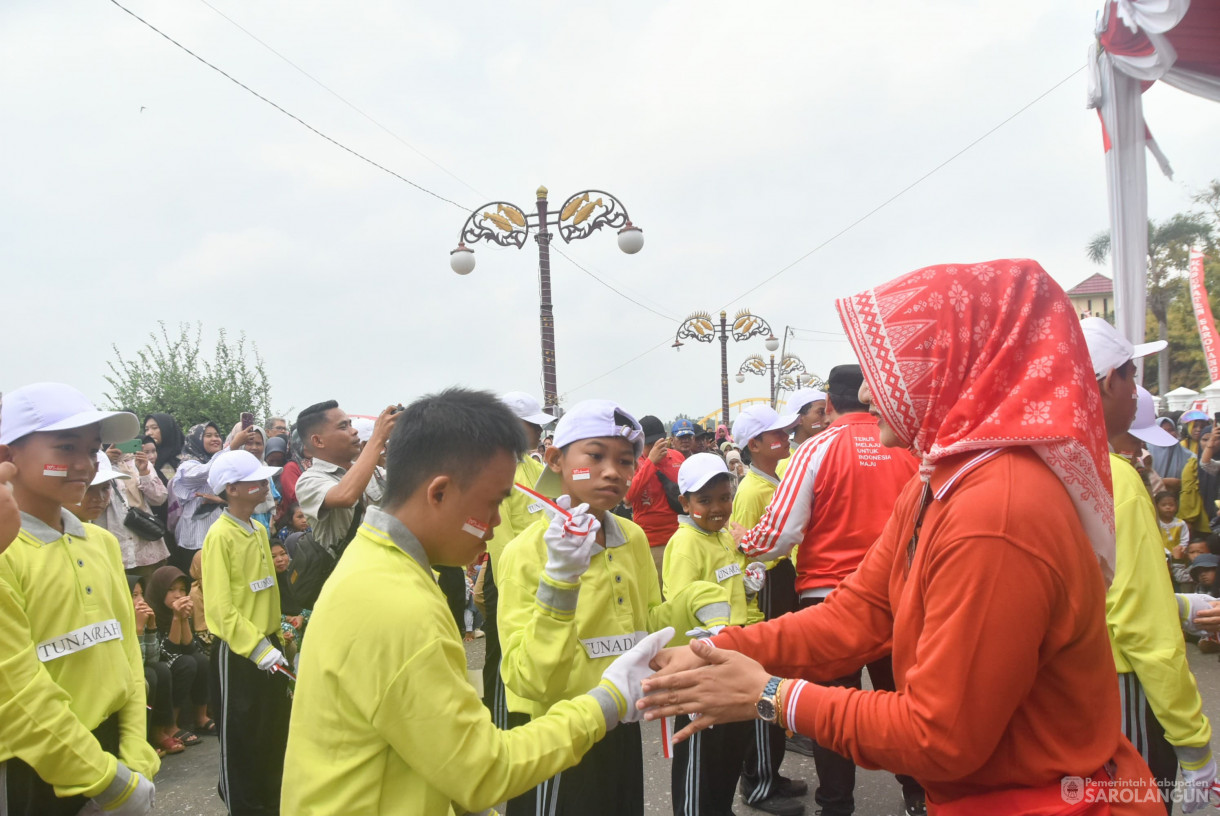 15 Agustus 2024 -&nbsp;Kegiatan Gerak Jalan Memperingati Hari Kemerdekaan RI Ke 79, Bertempat di Depan Rumah Dinas Bupati Sarolangun