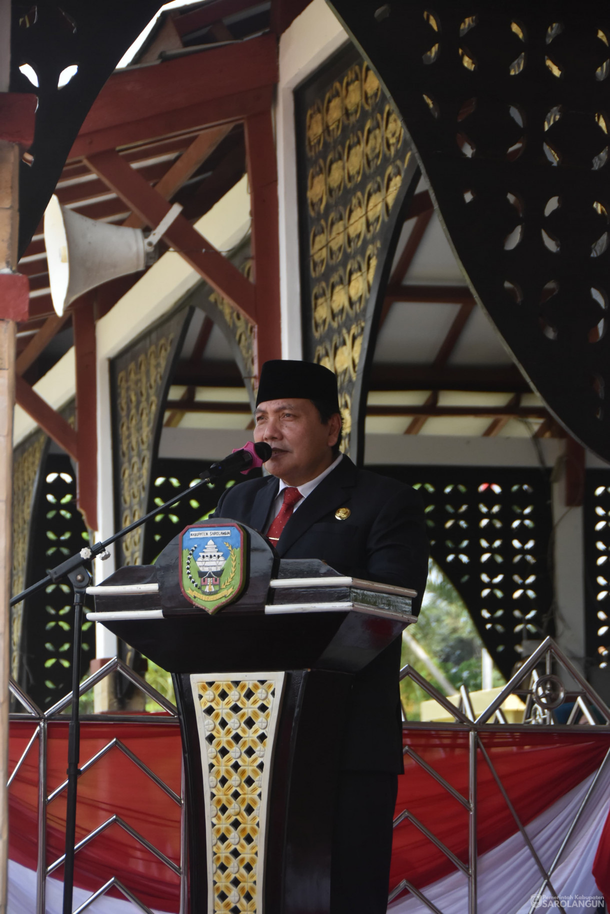 23 Juli 2024 - Pengukuhan Dan Penyerahan SK Perpanjangan Kepala Desa Dan BPD SeKabupaten Sarolangun Dan Launching Pembagian 10 Juta Bendera Merah Putih Dalam Rangka Hut Republik Indonesia Ke 79 Tahun 2024 Bertempat di Lapangan Gunung Kembang Sarolangun