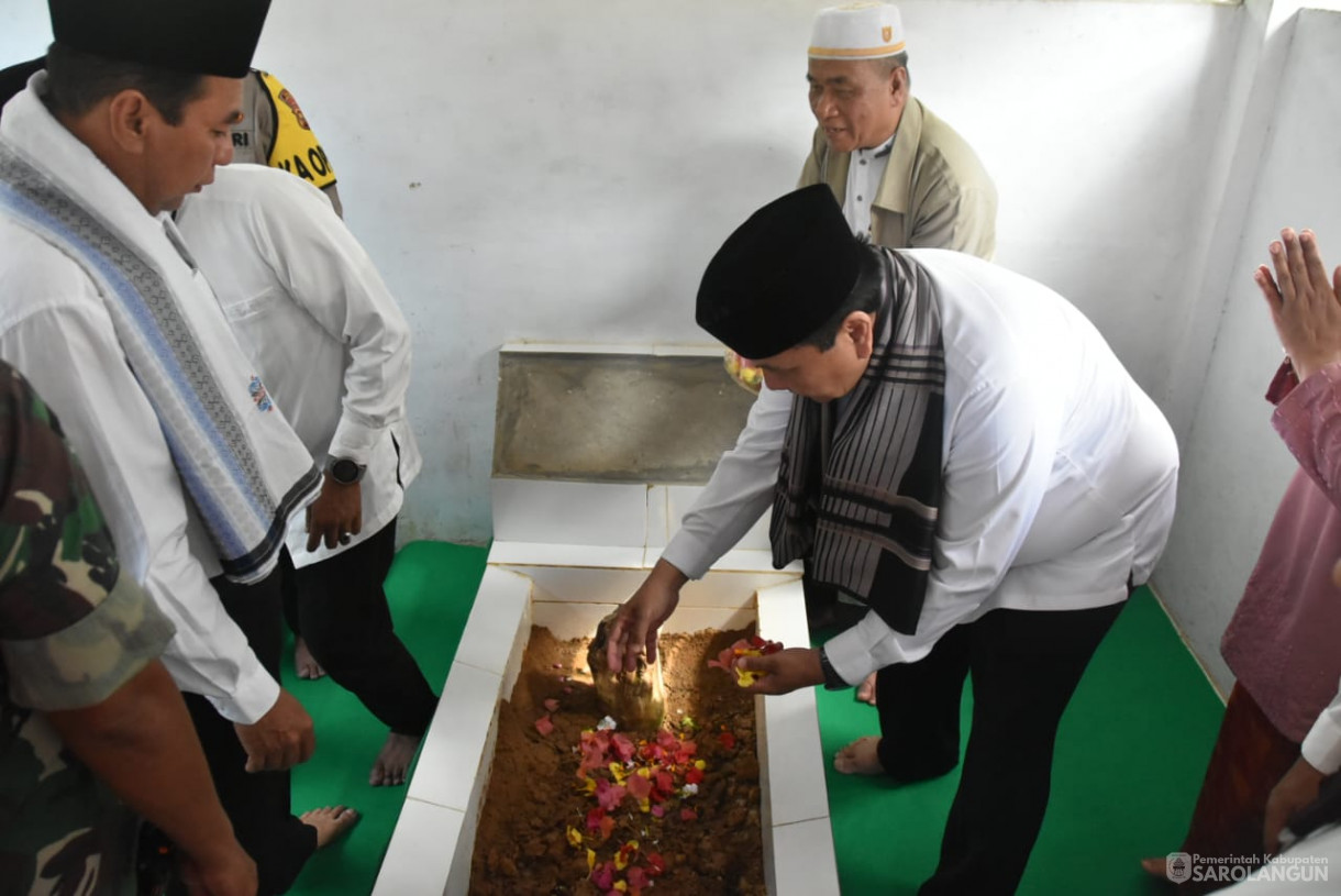 11 Oktober 2023 - Penjabat Bupati Sarolangun Melakukan Ziarah Ke Makam Panglimo Jayo Sakti, Panglima Kumbang Desa Lidung