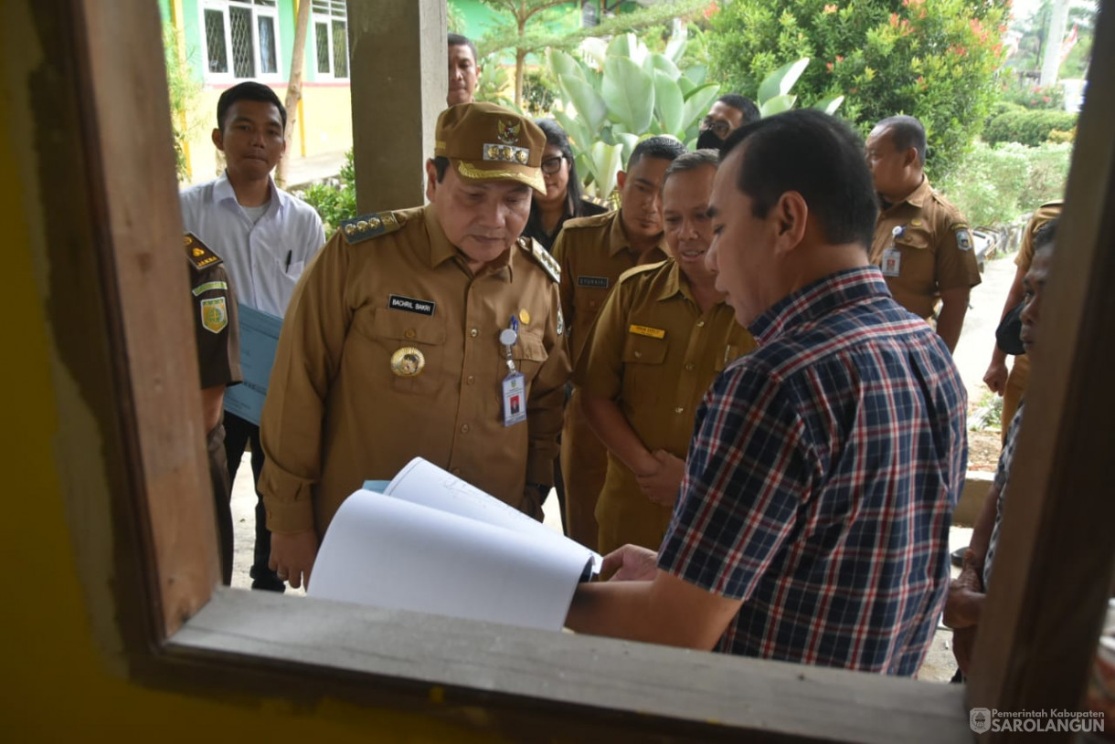 24 Oktober 2023 - Penjabat Bupati Sarolangun Bersama Kajari Sarolangun Meninjau Pembangunan Ruang Tata Usaha Beserta Perabotnya di SMPN 17 Sarolangun