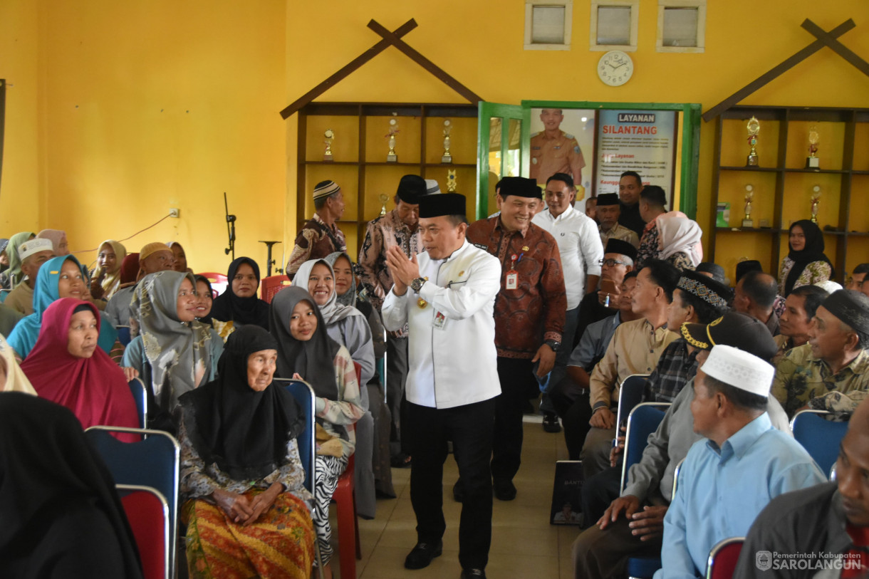 22 Desember 2023 – Penyerahan Bantuan Dumisake Oleh Gubernur Jambi Di Kabupaten Sarolangun Tahun 2023 Di Kantor Camat Sarolangun