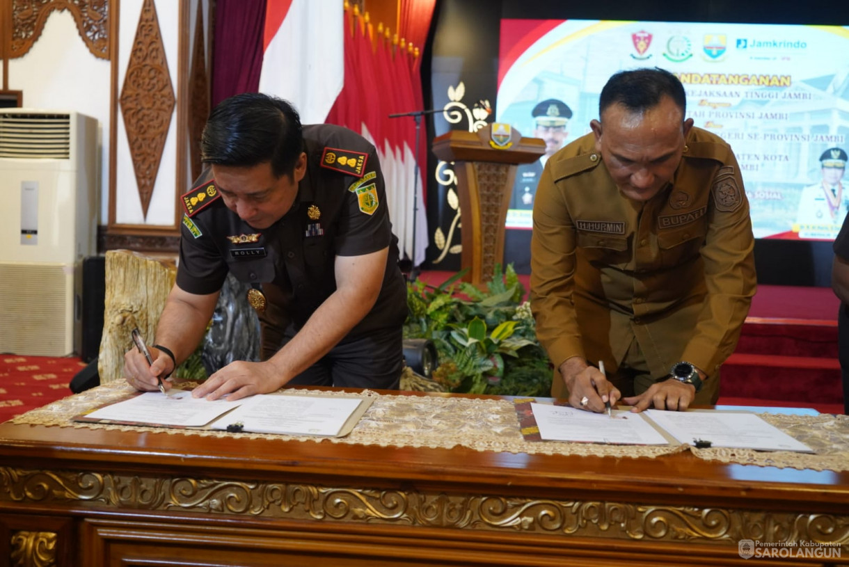 2 Desember 2025&nbsp; Acara Penandatagan MOU Antara Provinsi Jambi Dan Kejati Jambi Dan Sosialisasi Di Berlakukan Undang Undang Nomor 1 Tahun 2023 Sekaligus Pembukaan Rakor camat Se Provinsi jambi