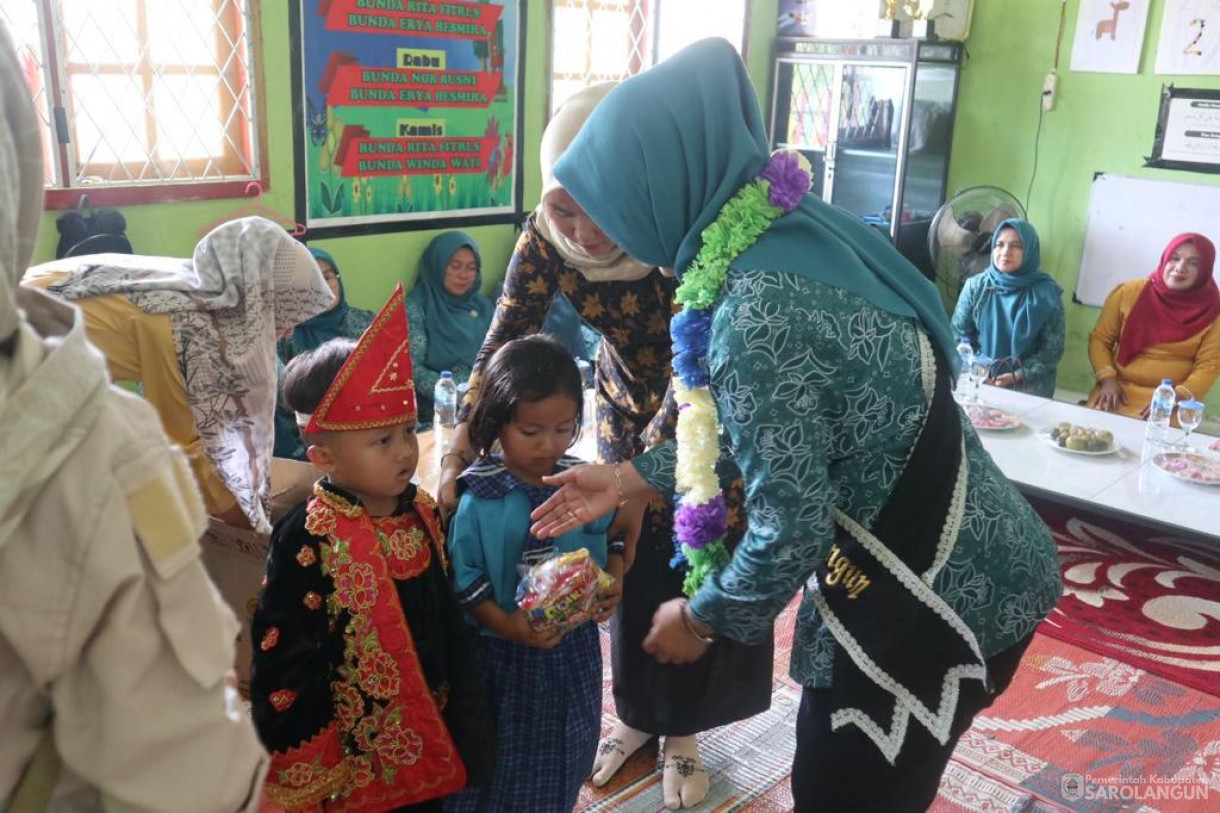 Senin,16 Oktober 2023, Ibu Penjabat Bupati Sarolangun selaku Ketua TP PKK dan Bunda PAUD Kab.Sarolangun melaksanakan kegiatan Penilaian Dasawisma,Parenting Bunda PAUD, dan Pemberian Bantuan Stunting di Desa Raden Anom Kecamatan Batang Asai