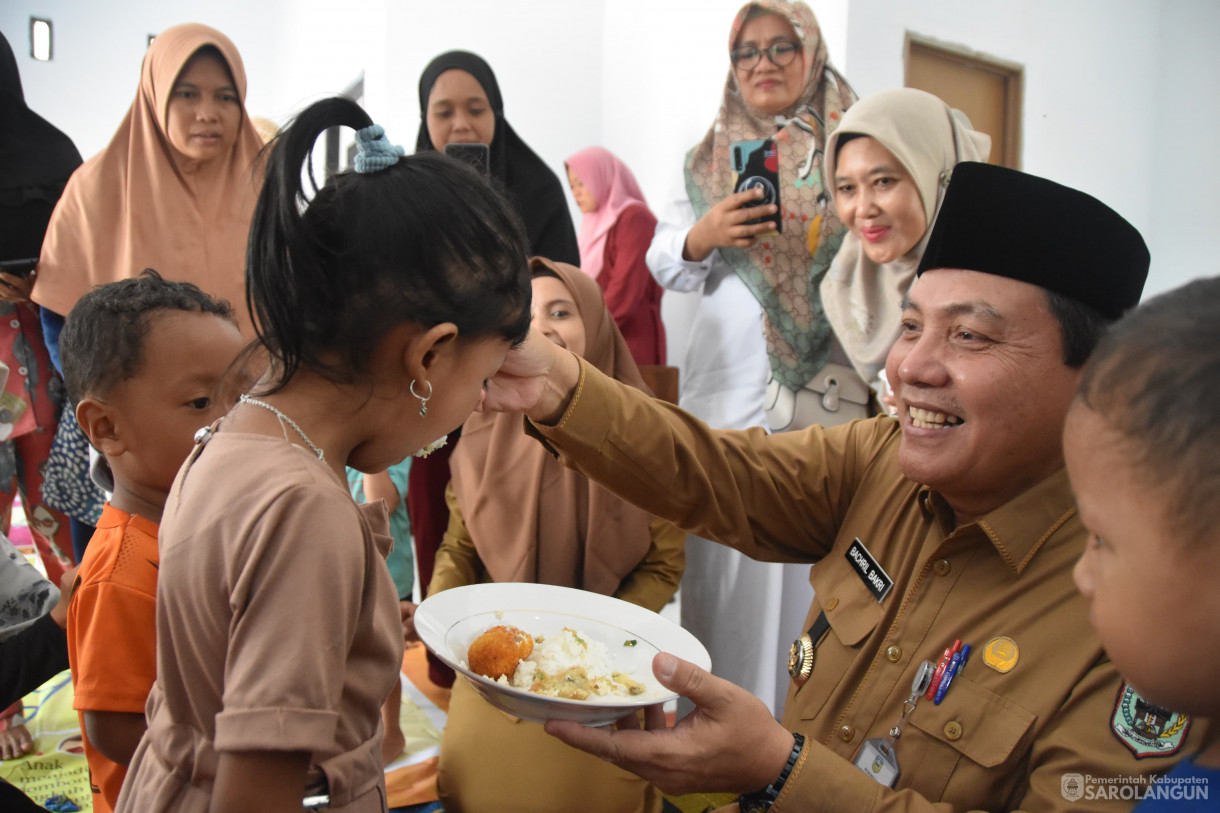 28 November 2023 - Meninjau Dan Memberikan Makan Pada Anak Beresiko Stunting Di Rumah Cegah Stunting Desa Bernai