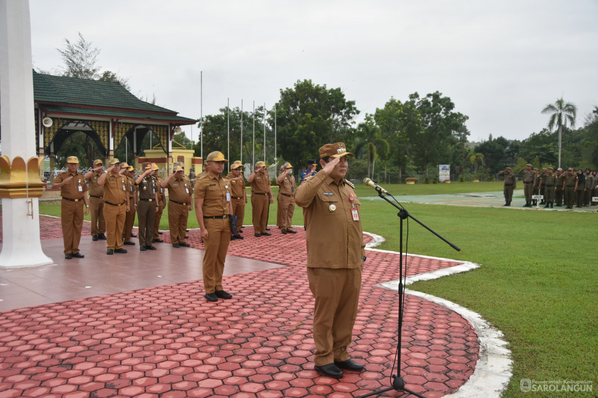 11 Desember 2023 - Apel Gabungan Sekaligus Penyerahan Hadiah Lomba Kegiatan UMKM Bangkit Dan Gabungan Kelompok Tani Terbaik Tingkat Kabupaten Sarolangun Di Lapangan Gunung Kembang Sarolangun