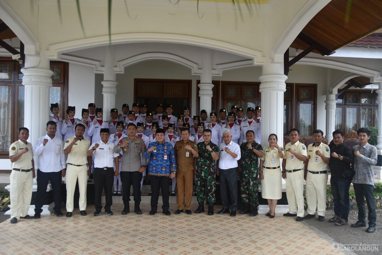 3 Juni 2024 - Makan Siang Bersama Anggota Paskibraka Sarolangun Dalam Rangka Peringatan Hari Lahir Pancasila Di Rumah Dinas Bupati Sarolangun