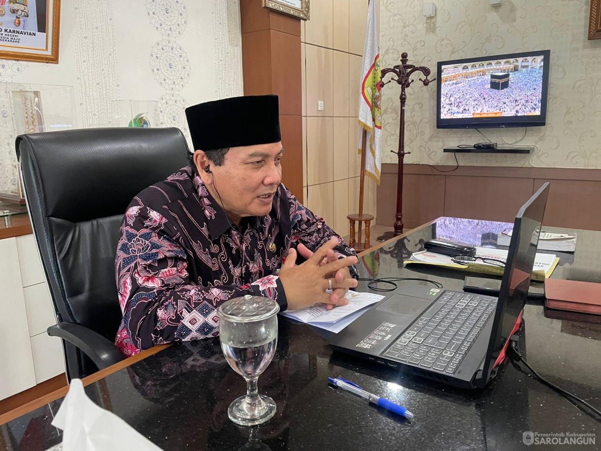 3 November 2023 -&nbsp;Penjabat Bupati Sarolangun Menghadiri dan Sekaligus Membuka secara Resmi Pelatihan Fungsional Perencana Pemerintah Kabupaten Sarolangun Tahun 2023 Melalui Zoom Metting di Kantor Bupati Sarolangun