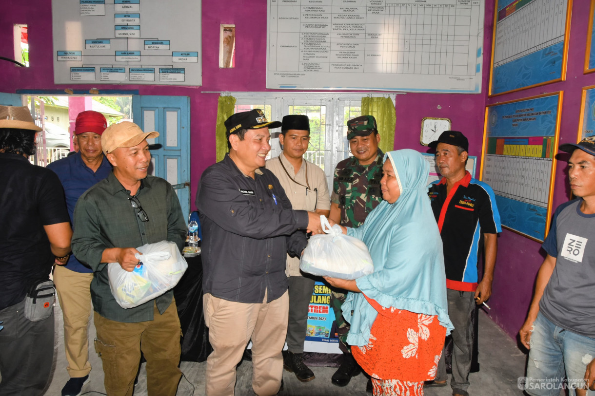 12 November 2023 - Penjabat Bupati Sarolangun Melakukan Penyerahan Bantuan Sembako Dalam Rangka Penanganan Kemiskinan Ekstrim di Kantor Desa Teluk Mancur Kecamatan Bathin VIII