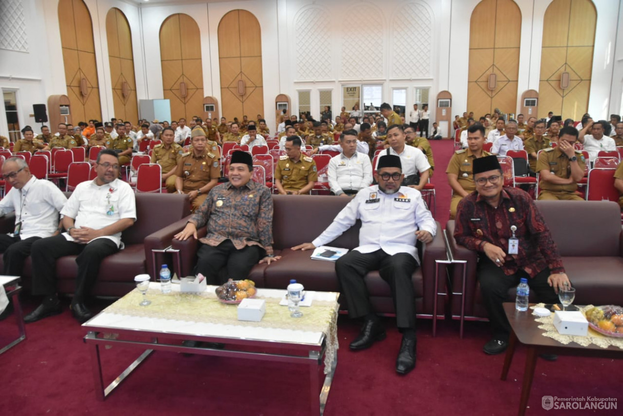 24 Oktober 2023 - Penjabat Bupati Sarolangun Menghadiri Rapat Koordinasi Camat di Aula Maulida Convention Centre Jambi