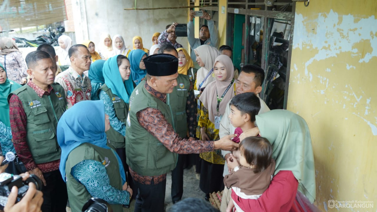 Mengunjungi Rumah Warga Resiko Stunting Sekaligus Memberikan Air Susu dan Menyuap Telur Rebus Kepada Warga yang Beresiko Stunting, Memberikan Bantuan Genting Berbakti Maju
