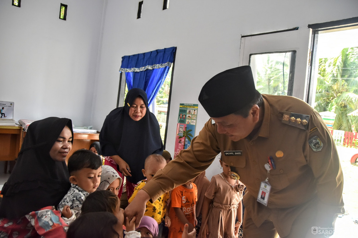 28 November 2023 - Meninjau Dan Memberikan Makan Pada Anak Beresiko Stunting Di Rumah Cegah Stunting Desa Bernai