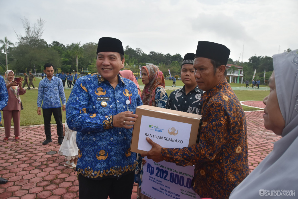 30 November 2023 - Upacara HUT KORPRI Ke 52 Sekaligus Penyerahan Bantuan JKM dan Beasiswa Di Lapangan Gunung Kembang Sarolangun