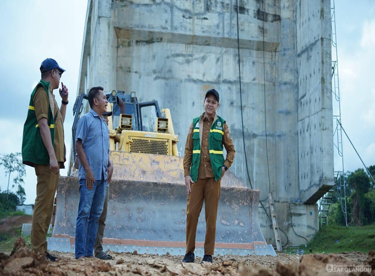 25 Mei 2026 Wakil Bupati Sarolangun meninjau pembangunan jembatan Batu bara oleh PT. SKC dan Pemerintah Provinsi Jambi di desa Muaro Ketalo Kec. Mandiangin