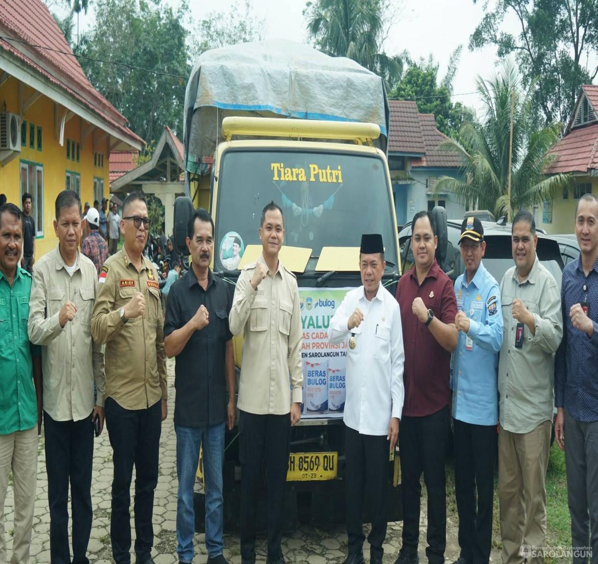 13 Juni 2026 Gubernur Jambi didampingi Wakil Bupati Sarolangun Menyerahkan Bantuan Beras Cadangan Pangan Pascabanjir di Kabupaten Sarolangun