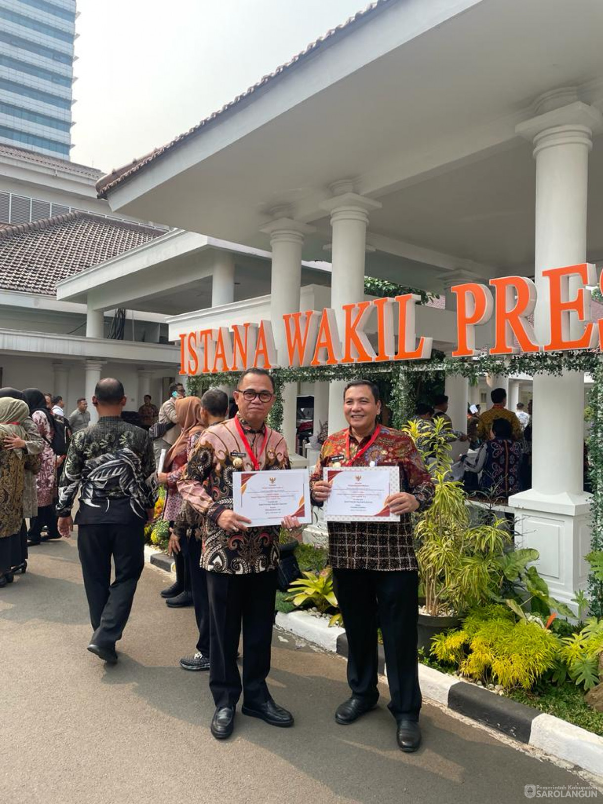 9 November 2023 - Penjabat Bupati Sarolangun Menerima Piagam Penghargaan Kinerja Dalam Upaya Percepatan Penghapusan Kemiskinan Ekstrim Oleh Wakil Presiden Republik Indonesia Di Istana Wakil Presiden Indonesia