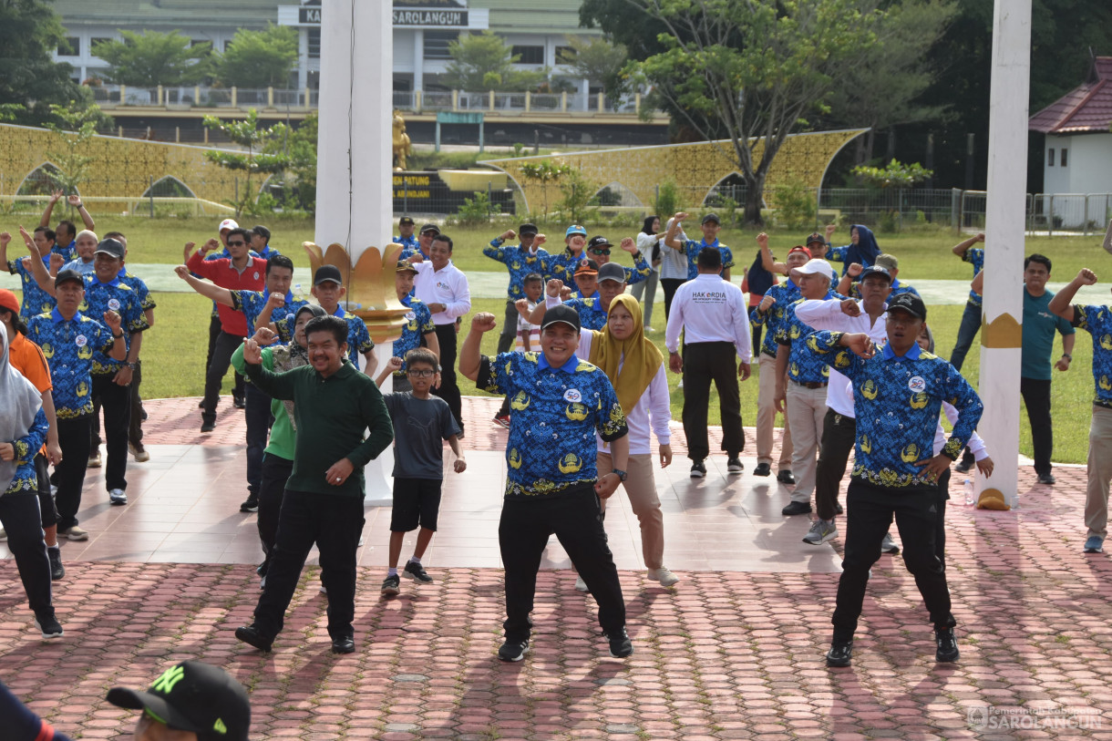 16 Desember 2023 – Jalan Santai Dalam Rangka Hut Korpri Ke 52 Dan Hari Korupsi Dunia, Penanaman Pohon Pelindung Dalam Rangka Hut Dharmawanita Ke 24 Di Lapangan Gunung Kembang Sarolangun