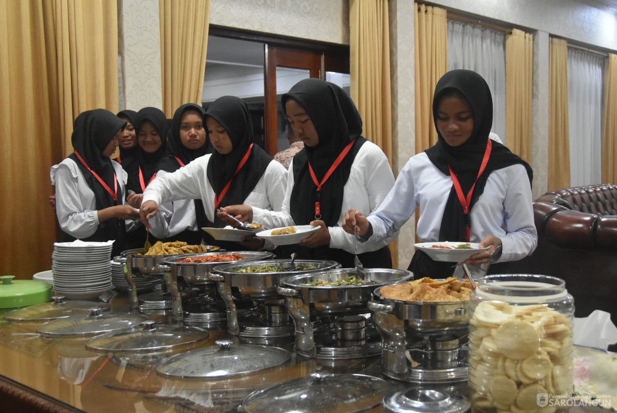 10 Agustus 2024 - Makan Malam Bersama Sekaligus Memberikan Arahan Kepada Anggota Paskibraka Sarolangun, Bertempat di Rumah Dinas Bupati Sarolangun