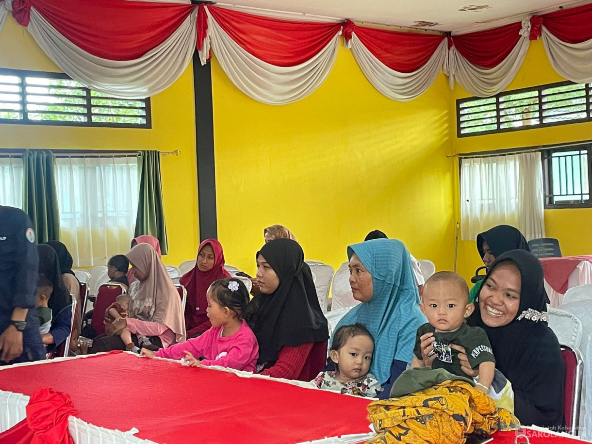 14 November 2023 - Penjabat Bupati Sarolangun MelakukanPenyerahan Bantuan Stunting di Kantor Kecamatan Pauh