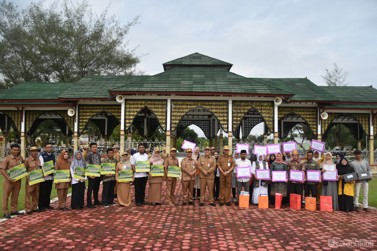 11 Desember 2023 - Apel Gabungan Sekaligus Penyerahan Hadiah Lomba Kegiatan UMKM Bangkit Dan Gabungan Kelompok Tani Terbaik Tingkat Kabupaten Sarolangun Di Lapangan Gunung Kembang Sarolangun