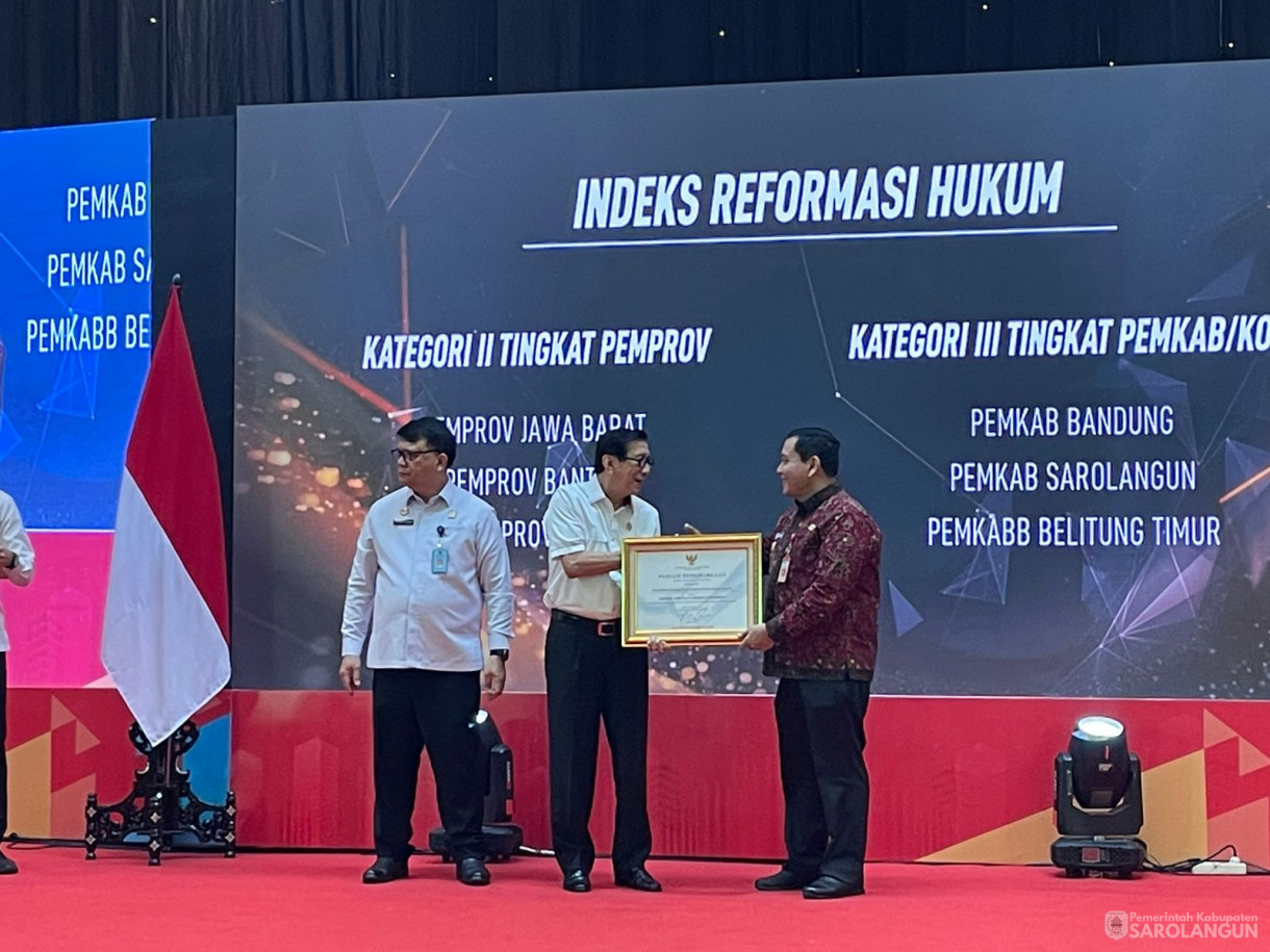 14 Desember 2023 – Penjabat Bupati Sarolangun Menerima Penghargaan Indeks Reformasi Hukum Tahun 2023 dari Bapak Menteri Hukum dan HAM RI, dengan Peringkat Istimewa, kabupaten Sarolangun terbaik ke II seluruh 