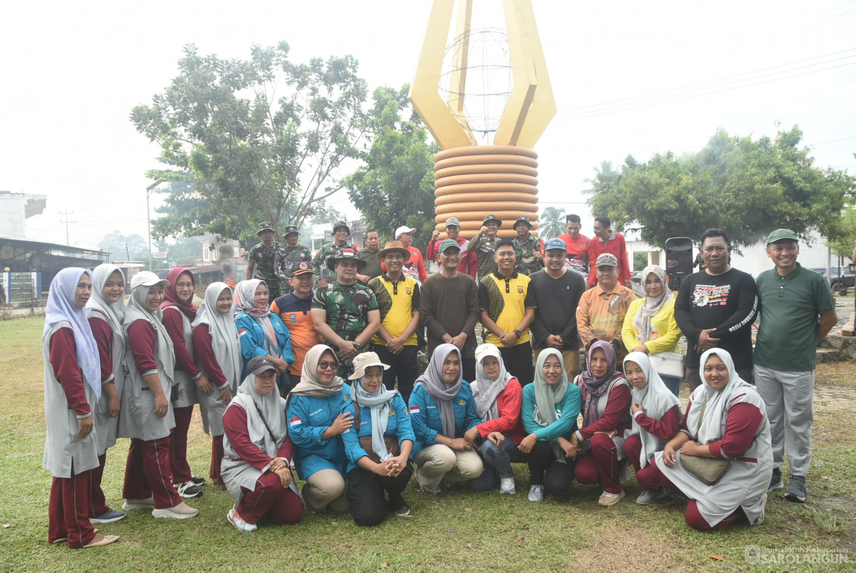 23 Mei 2025 - Bupati Sarolangun ikut Gelar Karya Bakti Bersama Kodim 0420 Sarko