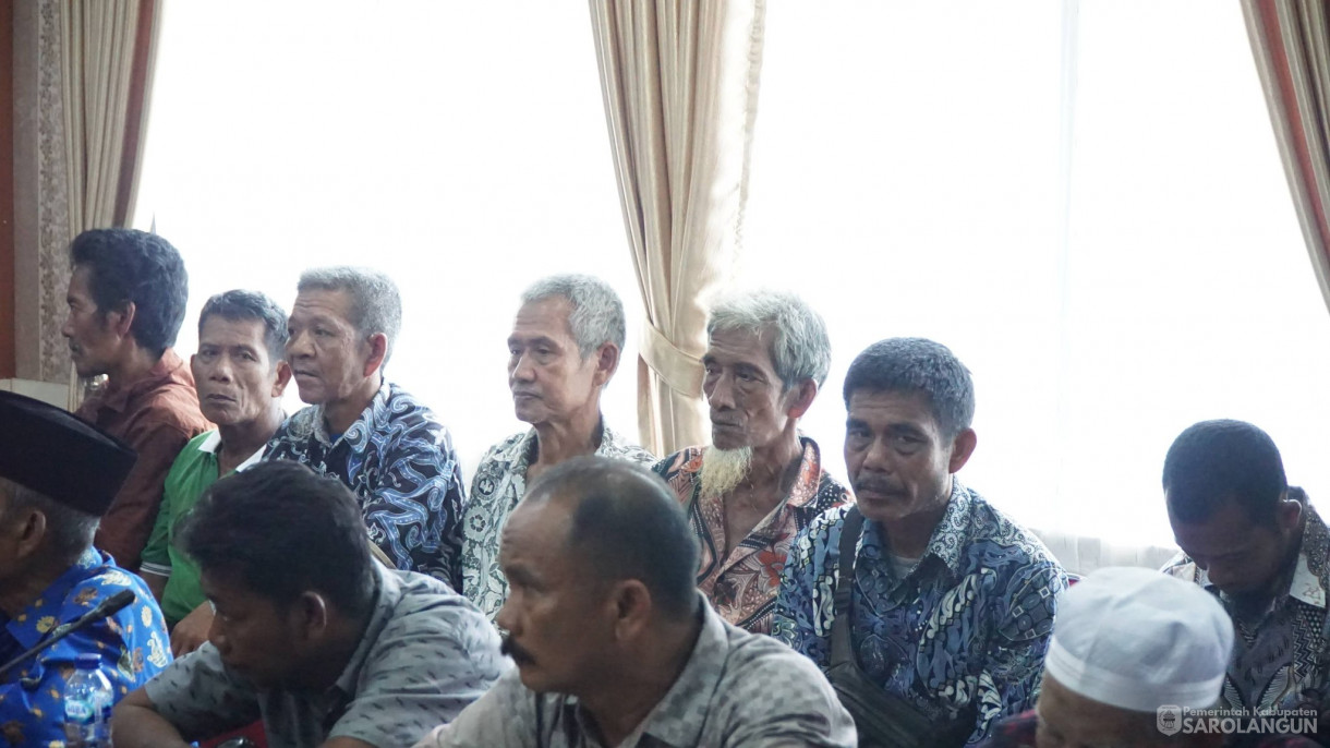 17 April 2026 Bupati Sarolangun Bersama Jajaran Forkopimda, Tokoh Adat, Tokoh Masyarakat Melaksanakan Rapat Penyelesaian Konflik Antara PT. SAL dan Warga Suku Anak Dalam di Ruang Pola utama Kantor Bupati Sarolangun