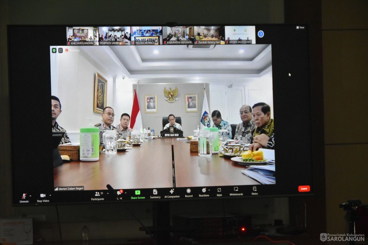 17 November 2023 - Penjabat Bupati Sarolangun Menghadiri Rapat Koordinasi Percepatan Penandatanganan NPHD Kegiatan Pemilihan Kepala Daerah Tahun 2024 Se Provinsi Jambi Via Zoom Meeting di Ruang Pola Utama Kantor Bupati Sarolangun