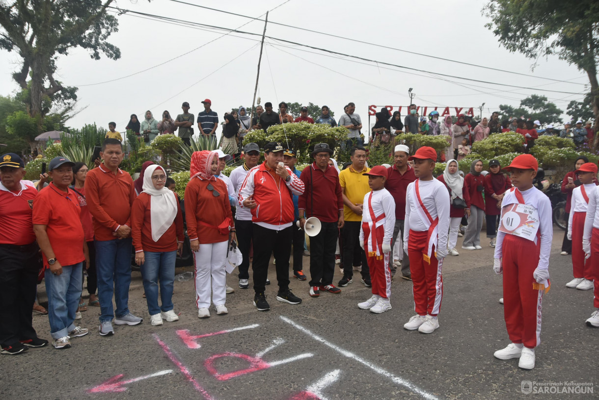 15 Agustus 2024 -&nbsp;Kegiatan Gerak Jalan Memperingati Hari Kemerdekaan RI Ke 79, Bertempat di Depan Rumah Dinas Bupati Sarolangun