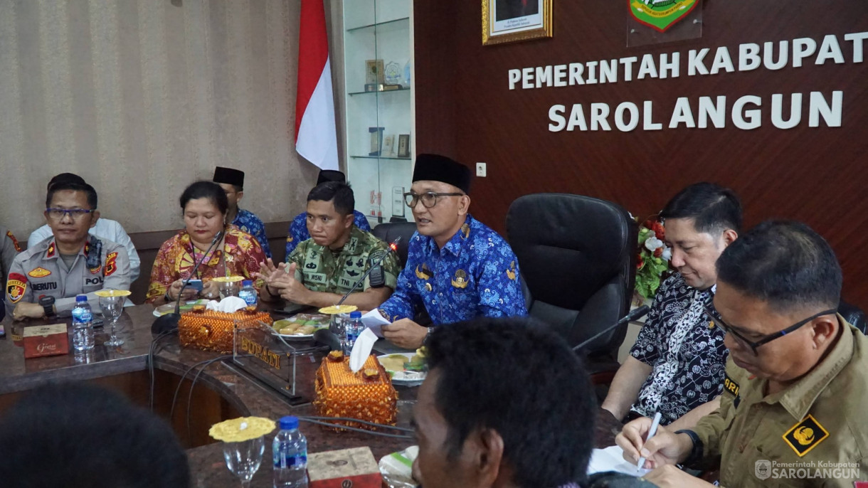 17 April 2026 Bupati Sarolangun Bersama Jajaran Forkopimda, Tokoh Adat, Tokoh Masyarakat Melaksanakan Rapat Penyelesaian Konflik Antara PT. SAL dan Warga Suku Anak Dalam di Ruang Pola utama Kantor Bupati Sarolangun