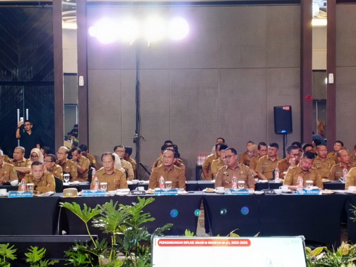 23 November 2025 Bupati Menghadiri Rapat HIGH LEVEL MEETING TPID PROV Jambi Sinergi TPID SE Provinsi Jambi dalam Menjaga Stabilitas Pasokan dan Harga Pangan Strategis Menjelang Natal 2025 dan Tahun Baru 2025