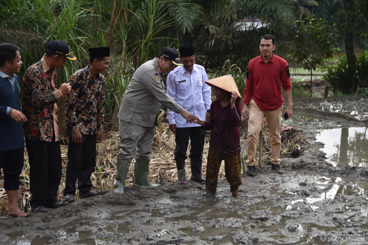 25 November 2023 - Meninjau Saluran Irigasi Yang Rusak Di Sawah Desa Sungai Bemban, Kecamatan Batang Asai