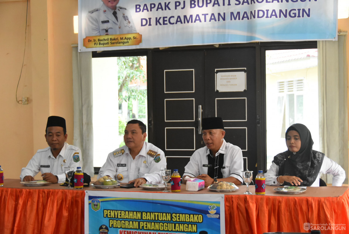 20 September 2023 - Penjabat Bupati Sarolangun Menghadiri Penyerahan Bantuan Stunting, penanganan Kemiskinan Ekstrim di Kantor Camat Mandiangin