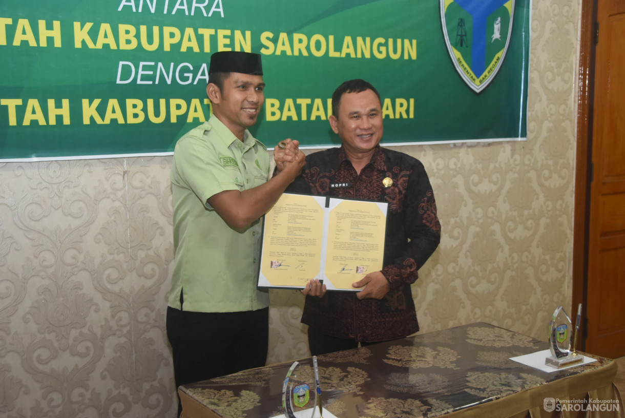 8 Agustu 2025 - Penandatanganan Kerjasama Antara Pemerintah Kabupaten Sarolangun dengan Pemerintah Kabupaten Batanghari di Rumah Dinas Bupati Sarolangun