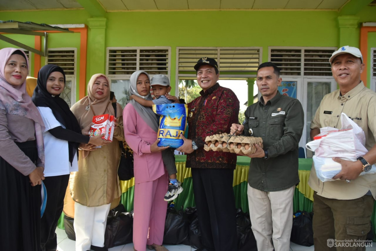 15 September 2023 - Penjabat Bupati Sarolangun Memberikan Bantuan Penanganan Stunting di Kantor Camat Pauh