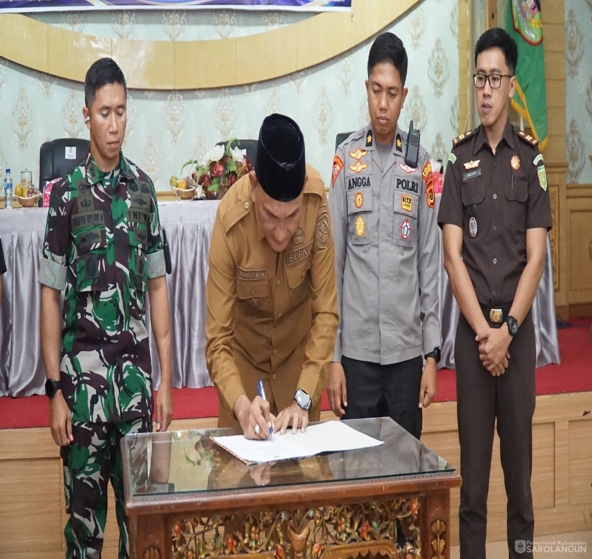 25 Mei 2026 Bupati Sarolangun membuka Acara Sosialisasi dan Penandatanganan Kesepakatan bersama Forkopimda dalam Pelaksanaan Pilkades Serentak Tahun 2026 serta Launching Kotak Amal Berbarcode di Wilayah Kabupaten Sarolangun