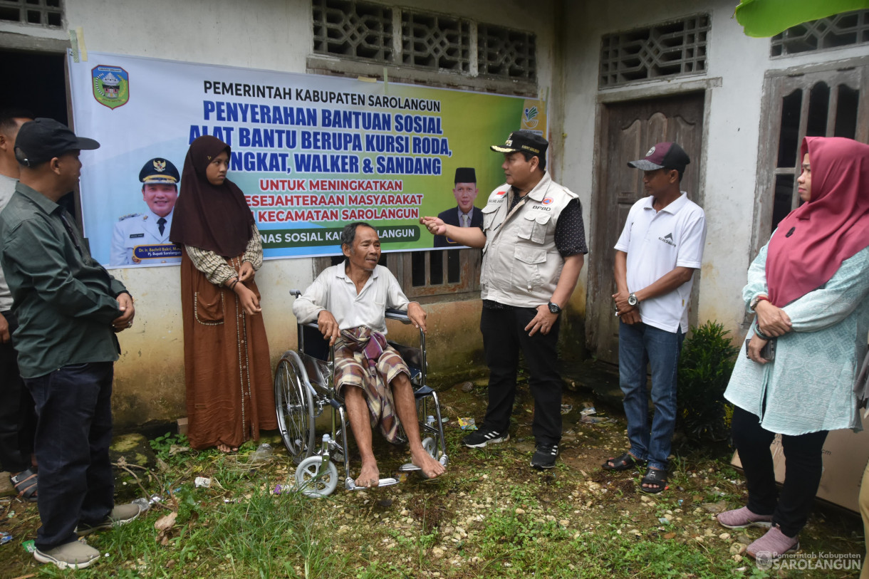 30 Desember 2023 - Penyerahan Bantuan Sosial Berupa Kursi Roda Untuk Lansia Di Desa Bernai Dalam Kecamatan Sarolangun