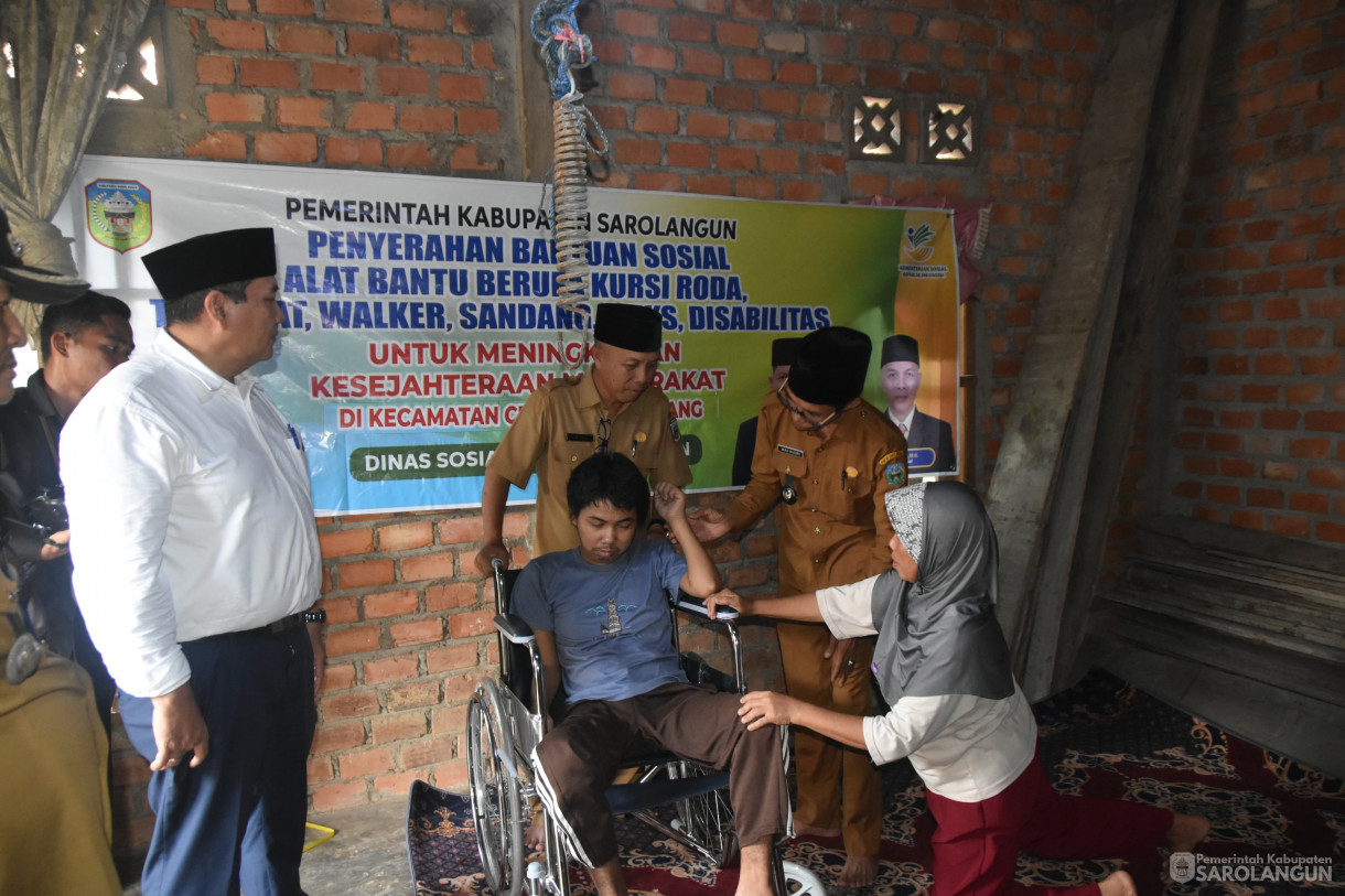 4 Maret 2024 - Memberikan Bantuan Kursi Roda Untuk Disabilitas Di Desa Lubuk Resam Hilir Kecamatan Cermin Nan Gedang