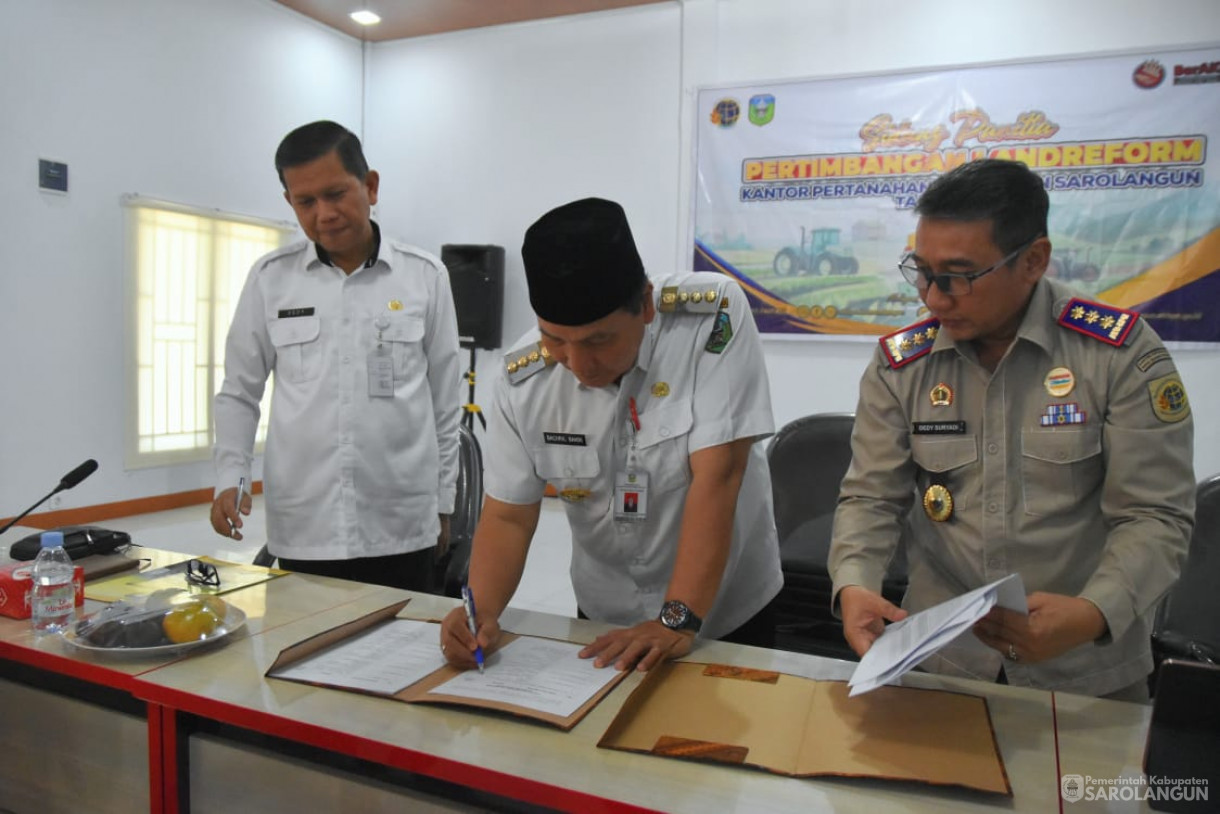 1 November 2023 - Penjabat Bupati Sarolangun Menghadiri Sidang Panitia Pertimbangan Landreform di Kantor Pertanahan Kabupaten Sarolangun