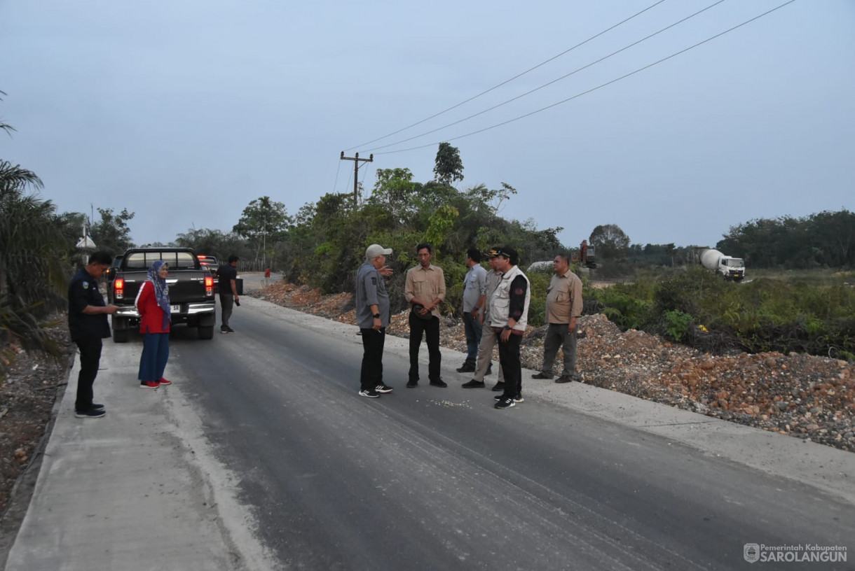 21 Oktober 2023 - Penjabat Bupati Sarolangun Meninjau Pembangunan dan Pelebaran Jalan di Desa Pulau Pandan Kecamatan Limun