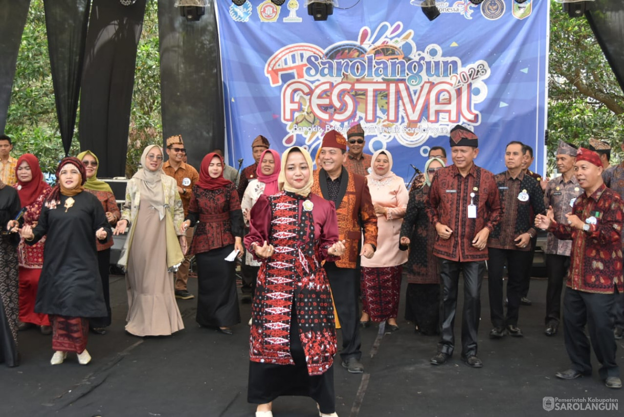 10 Oktober 2023 - Penjabat Bupati Sarolangun Menghadiri Lomba Fashion Show Batik Daerah Jambi Di Panggung Utama Koni Sport Centre Sarolangun