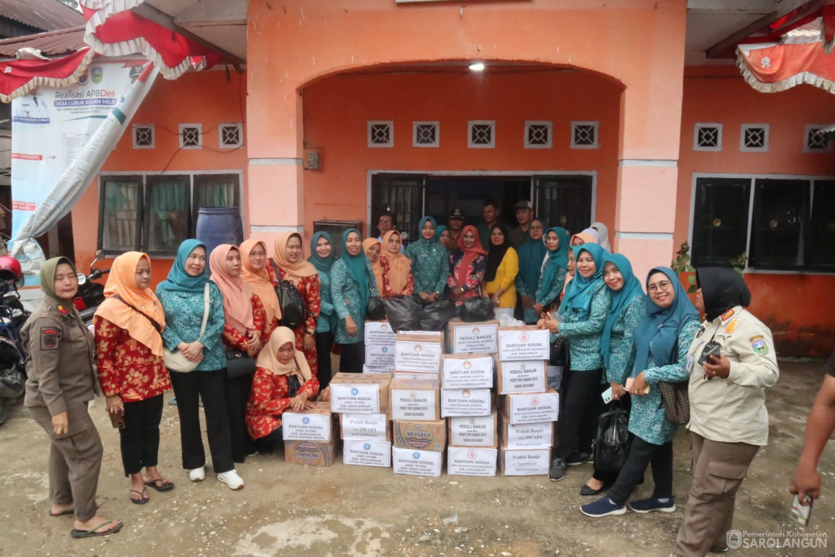 15 Januari 2024 -&nbsp;&nbsp;Ibu Penjabat Bupati Sarolangun selaku Ketua TP PKK dan GOW Kab.Sarolangun Meninjau 5 Kecamatan Korban Banjir di Kab.Sarolangun