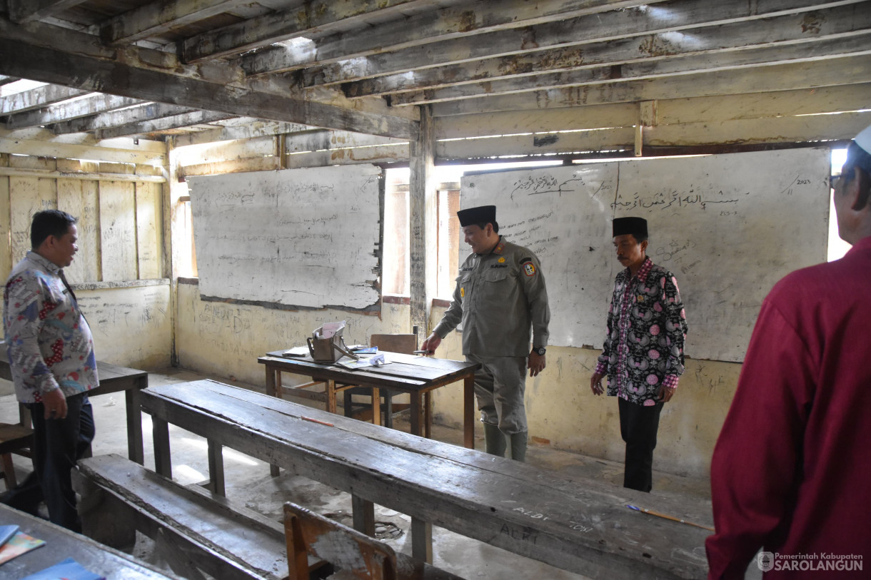 25 November 2023 - Penjabat Bupati Sarolangun Meninjau Kondisi Madrasah Darul Islam Desa Sungai Baung Kecamatan Batang Asai