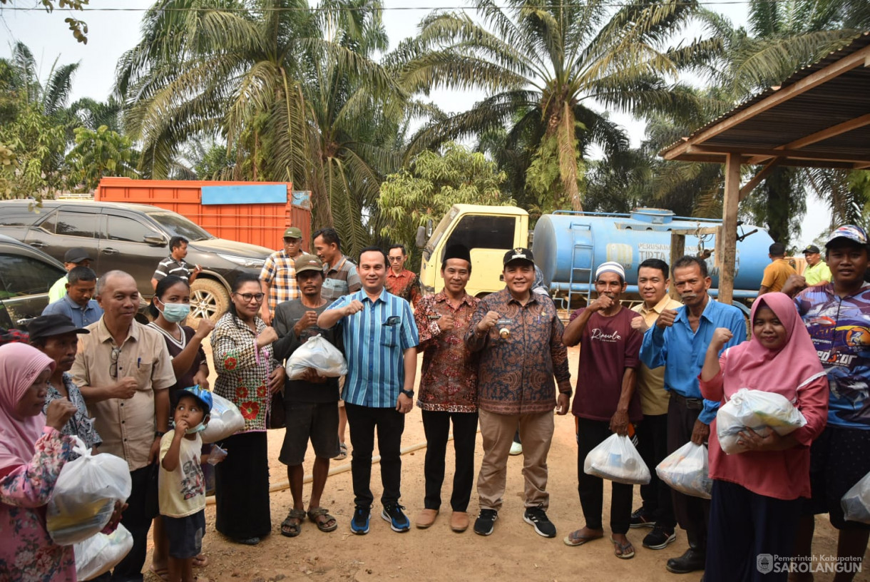 15 Oktober 2023 - Penjabat Bupati Sarolangun&nbsp; Memberikan Bantuan Sosial dan Bantuan Air PDAM Kepada Warga Dese Jernang Kecamatan Mandiangin Timur
