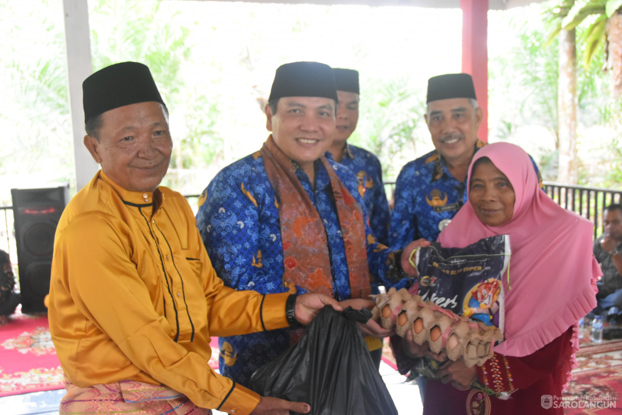 30 November 2023 - Penyerahan Bantuan Sembako Untuk Masyarakat Miskin Ekstrim Program Penanganan Kemiskinan, Pengendalian Inflasi Dan Pencegahan Stunting, Sekaligus Peresmian Pendopo Desa Lubuk Sepuh Dan Pemb