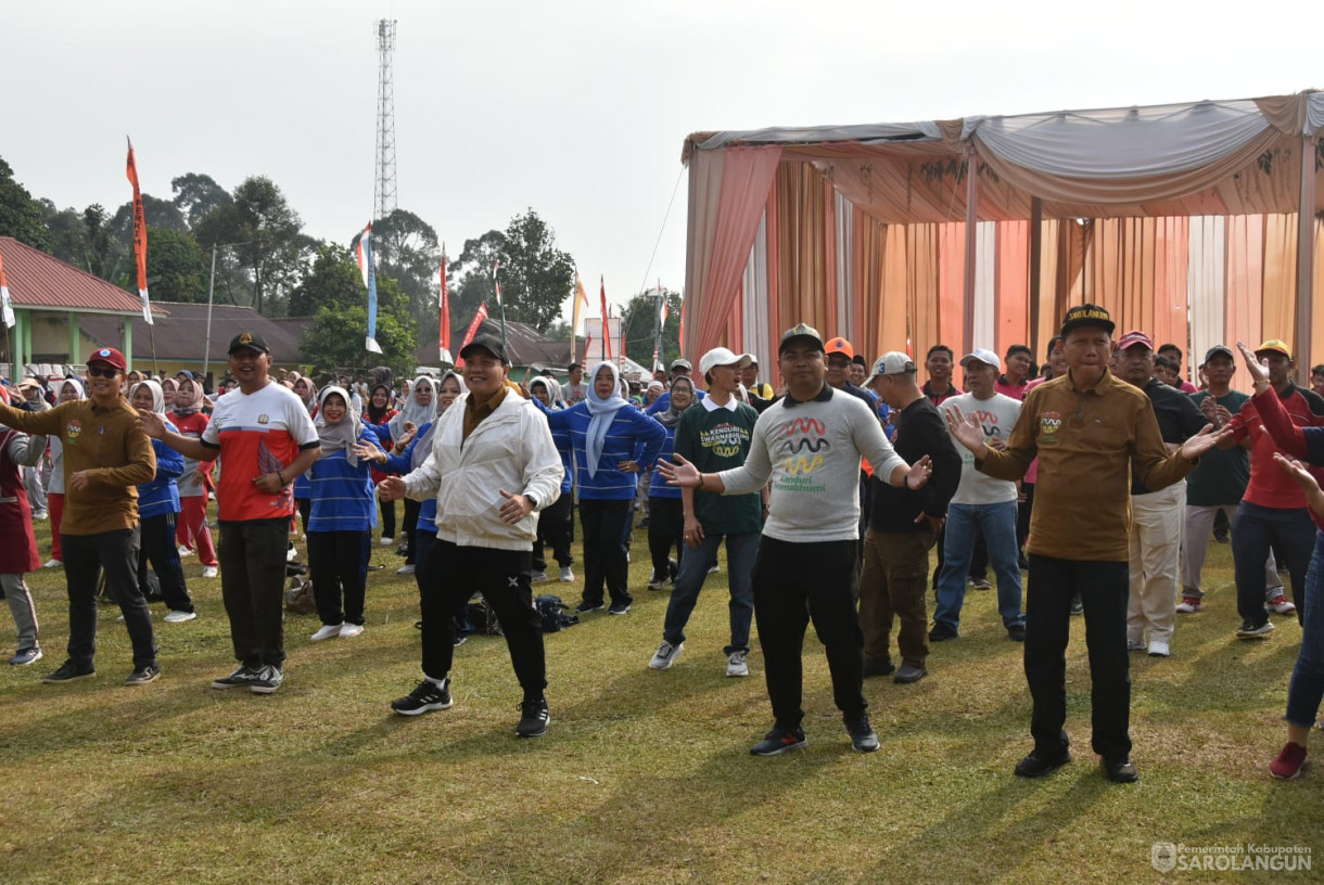 27 September 2023 - Penjabat Bupati Sarolangun Menghadiri Acara Senam Bersama Dalam Rangka Swarnabhumi Festival Junjung Pusako di Lapangan Desa Tanjung Gagak Kecamatan Bathin VIII