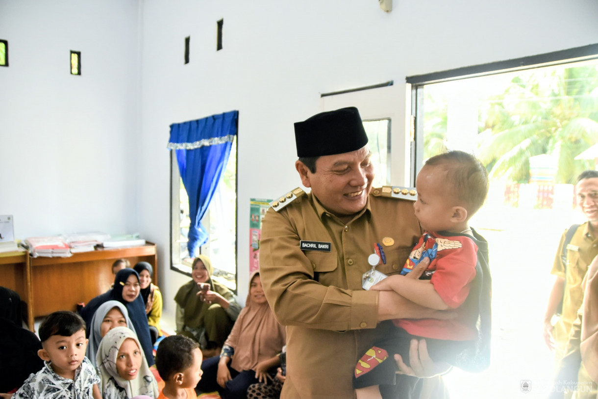 28 November 2023 - Meninjau Dan Memberikan Makan Pada Anak Beresiko Stunting Di Rumah Cegah Stunting Desa Bernai