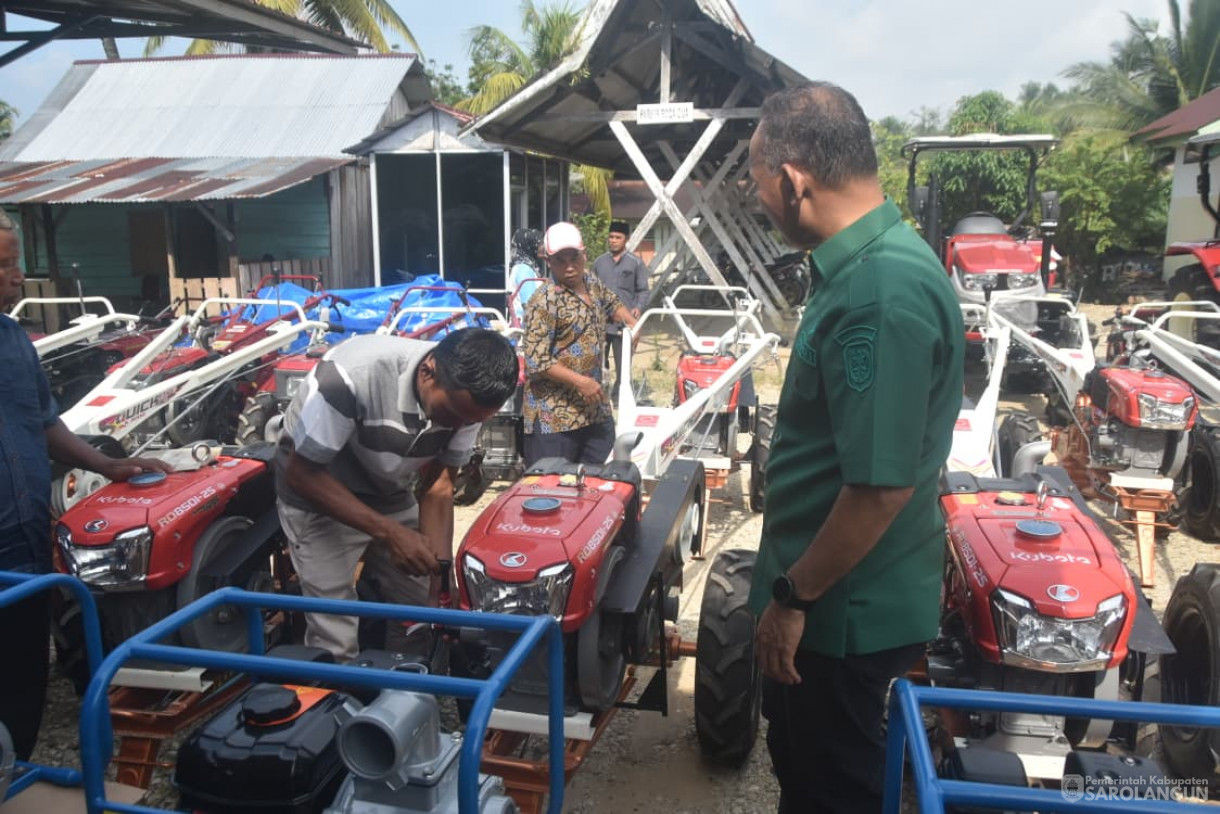 31 Oktober 2025 Penyerahan Secara Simbolis Alsintan Kepada Kelompok Tani Kabupaten Sarolangun