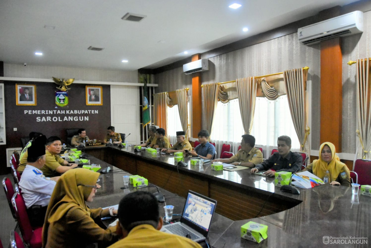 16 Oktober 2023 - Penjabat Bupati Sarolangun Menghadiri Rapat TPID Via Zoom Meeting di Ruang Pola Utama Kantor Bupati Sarolangun