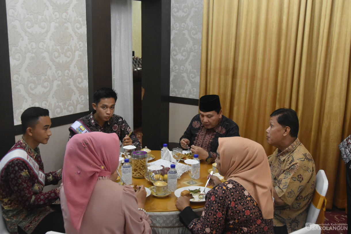 1 Juni 2024 -&nbsp;Makan Malam Bersama Finalis Bujang Gadis Kota Jambi Asal Sarolangun di Rumah Dinas Bupati Sarolangun